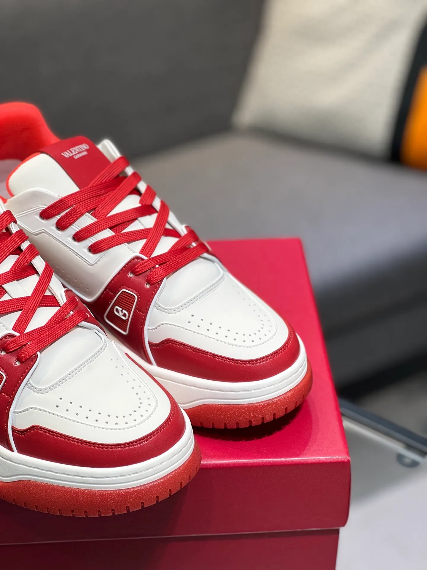 Men's Men's Shoes 💰660 Valentino 2023 early autumn new star shoes are now online! Wang Hedi and Ren Jialun have been worn by many celebrities. Who can refuse the same couple shoes as Wang Hedi! The design of Stars Stab My Heart is cool and spicy. The material of the shoes is cowhide, and every color is beautiful! Size 35-40, men’s size 39-44 (women’s 41, men’s 38, 45🉑️customized)